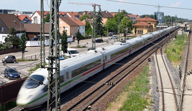 Wegen der geplanten Grundsanierung des Schienennetzes müssen sich Bahngäste in den kommenden Jahren auf Sperrungen einstellen. Wegen der geplanten Grundsanierung des Schienennetzes müssen sich Bahngäste in den kommenden Jahren auf Sperrungen einstellen.