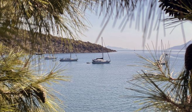 Blick vom Kirchplatz in Epidauros auf die Bucht: Der Saronische Golf ist ein beliebtes Segelrevier.