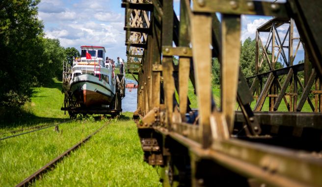 Oberlandkanal Polen: Mit dem Schiff über die Wiese fahren