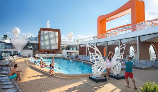 Ein großer weißer Schmetterling fällt am Pool der «Celebrity Edge» ins Auge. Das Werk «Dream Machine» stammt vom Künstler Rubem Robierb und ist laut Reederei eines von mehr als 4000 Kunstobjekten an Bord des Schiffes.