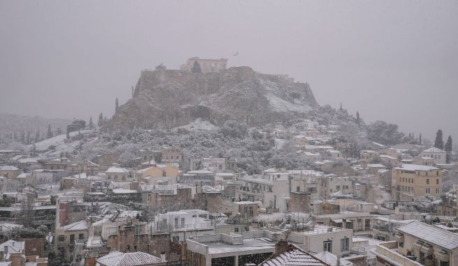 Winter im Süden  Schneechaos: Flüge in Athen und Istanbul abgesagt