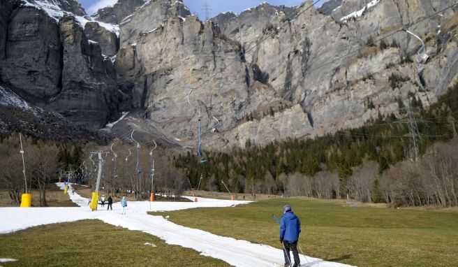 Viel Regen und Temperaturen um zehn Grad: In vielen niedrig gelegenen Skigebieten der Schweiz sieht es zur Zeit schlecht aus mit dem Wintersport.