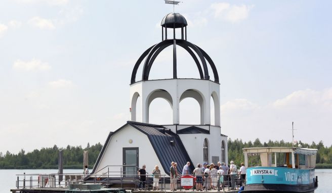 Die Kirche «Vineta» auf dem Störmthaler See soll an die 14 Orte erinnern, die dem Tagebau Espenhain weichen mussten. Außerdem ist sie ein beliebter Ort für Ausflüge und Trauungen. 