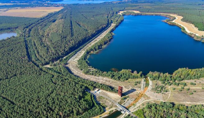 Blick auf einen Teil des Sedlitzer Sees aus einem Flugzeug - vorn im Bild der Aussichtsturm «Rostiger Nagel».