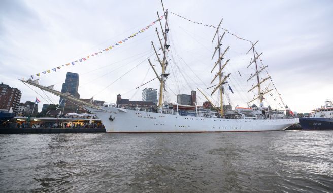 Das polnische Segelschulschiff «Dar Modziey» war bereits beim 833. Hafengeburtstag in Hamburg zu Besuch.