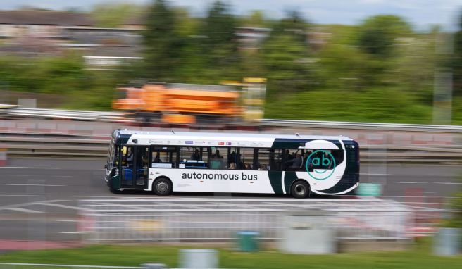 Ein autonomer Bus fährt über die Forth Road Bridge in Schottland. Erstmals kommt in Großbritannien ein selbstfahrender Bus im regulären Linienbetrieb zum Einsatz.