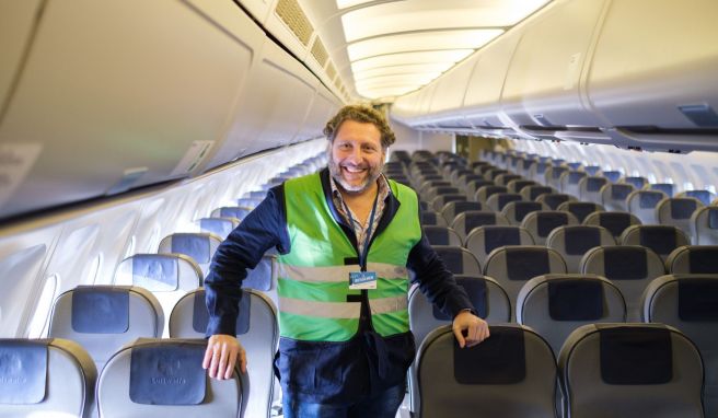 Fabrizio Sepe, Geschäftsführer des Serengeti-Parks, steht in seinem neuen Airbus A310 10+23. Der Airbus war zuletzt bei der Evakuierung von Personen aus Afghanistan im Einsatz und wird nun vom Serengeti-Park zu einem Restaurant ausgebaut. 