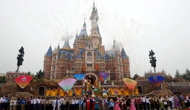 Wegen der strikten Corona-Maßnahmen in China muss das Disneyland in Shanghai wieder schließen. Wegen der strikten Corona-Maßnahmen in China muss das Disneyland in Shanghai wieder schließen.