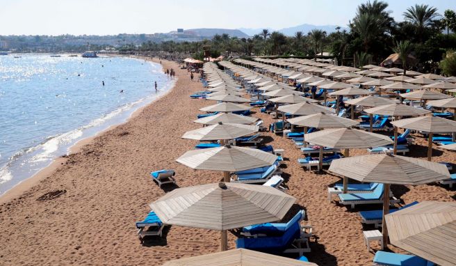 Ein Strand in Sharm el-Sheikh, Ägypten, am Roten Meer. 