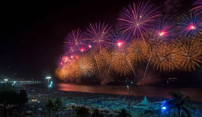 Feuerwerk über dem Strand der Copacabana: Das soll es in diesem Jahr wieder geben. Zuvor war die große Silvesterparty in Rio abgesagt worden, nun kündigte der Bürgermeister eine abgespeckte Form an. 