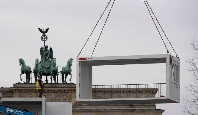 Jahreswechsel in Berlin Silvesterfeier am Brandenburger Tor wieder mit Publikum