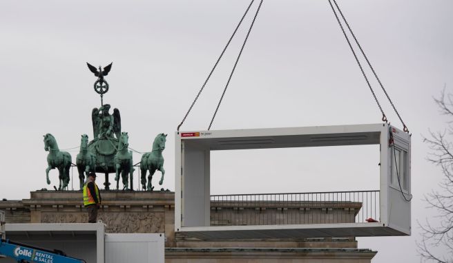 Jahreswechsel in Berlin  Silvesterfeier am Brandenburger Tor wieder mit Publikum