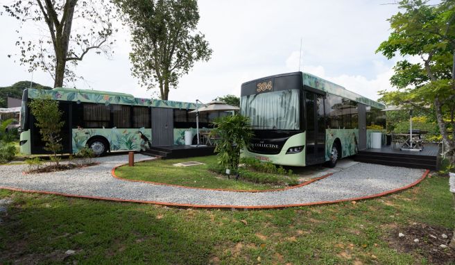 Badewanne auf Rädern  Kurioses Hotel in Singapur: Schlafen im ausrangierten Bus