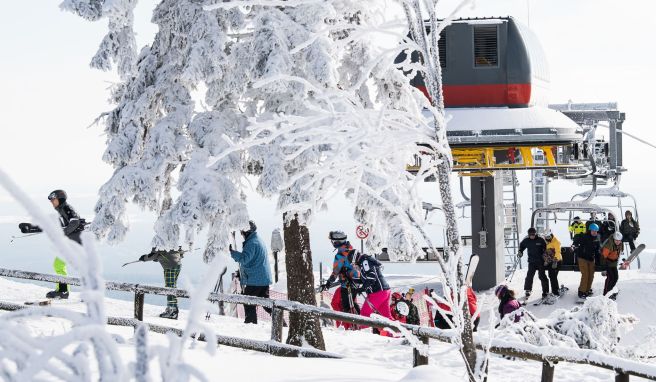 Winterurlaub Sessellift: So meistern Skifahrer steile Ausstiege
