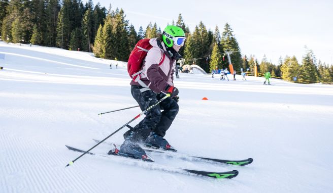 Damit die Bretter nicht an Gleitfähigkeit verlieren, sollte man sie mindestens an jedem zweiten Skitag wachsen.