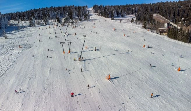 Wintersportler sind bei Saisonstart in Sachsens größtem alpinen Skigebiet am Fichtelberg unterwegs.