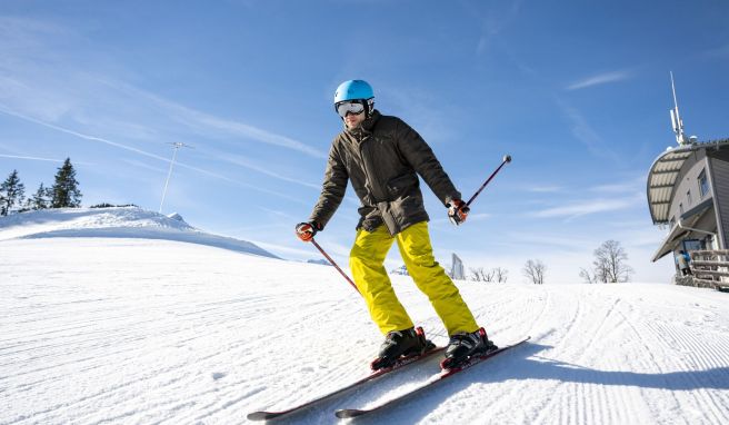 Carver, All-Mountain, Freeride – die Qual der Wahl: Für Piste, Gelände oder Tiefschnee gibt’s jeweils den passenden Ski. Carver, All-Mountain, Freeride – die Qual der Wahl: Für Piste, Gelände oder Tiefschnee gibt’s jeweils den passenden Ski.