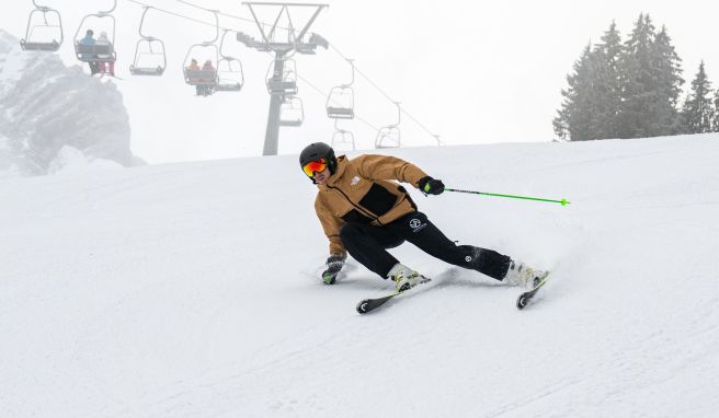 Damit der Skihelm auf der Piste perfekt schützt, sollte er am besten im Geschäft ausprobiert werden. Damit der Skihelm auf der Piste perfekt schützt, sollte er am besten im Geschäft ausprobiert werden.