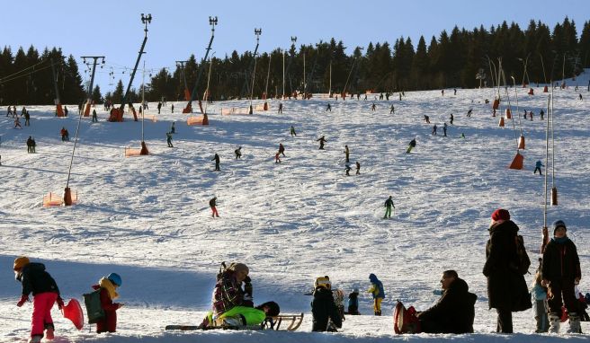 Trotz hoher Energiekosten  Skigebiete in Sachsen setzen weiter auf Kunstschnee