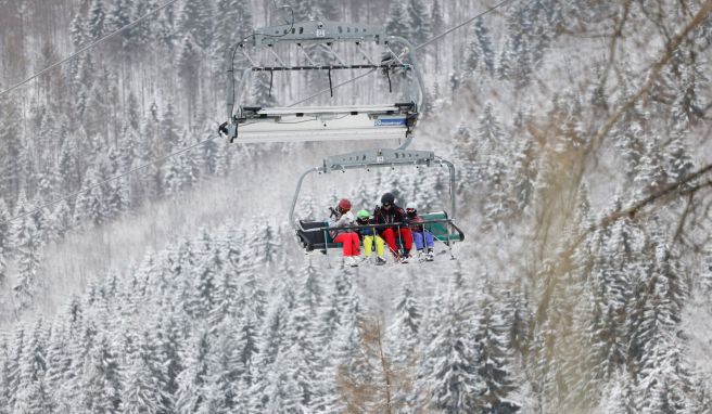 Sicherer Sitz ist das A und O: Kinder sollten beim Einstieg in den Sessellift gut platziert und mit dem Rücken an der Lehne sitzen.