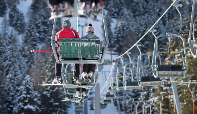 Der Sessellift bewegt sich aufwärts - das gilt allerdings auch für die Zahl der Corona-Fälle in Österreich und in anderen Wintersportregionen. 