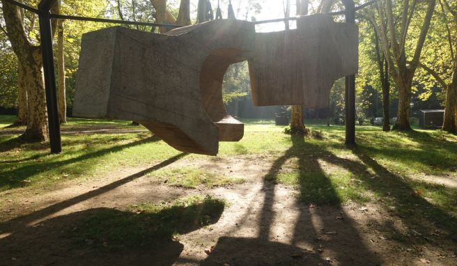 Chillida schuf eine ganz eigene Formensprache: mit Skulpturen, die Licht hineinfluten ließen, mit der Landschaft verzahnten, der Erdenschwere enthoben wirkten.