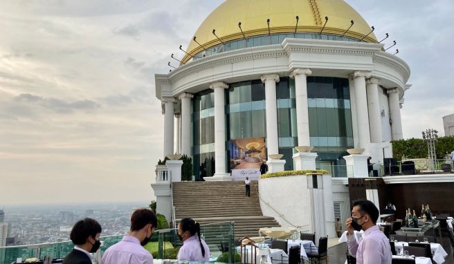 Die imposante Sky Bar des Restaurants Scirocco mit der markanten Goldkuppel ist vor allem durch den Film «Hangover 2» bekannt geworden. 