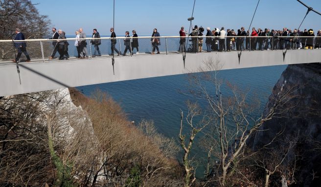 Mit einem Eröffnungsrundgang der Ehrengäste wird der Skywalk auf Rügen freigegeben.