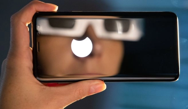 Sonnenfinsternis-Brillen müssen mit ihren Filtern ganz andere Anforderungen erfüllen als normale Sonnenbrillen. Sonnenfinsternis-Brillen müssen mit ihren Filtern ganz andere Anforderungen erfüllen als normale Sonnenbrillen.
