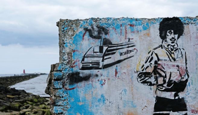 Die Dubliner Seemauer zieht sich rund zwei Kilometer ins Wasser - am Ende steht der Leuchturm Poolbeg Lighthouse.