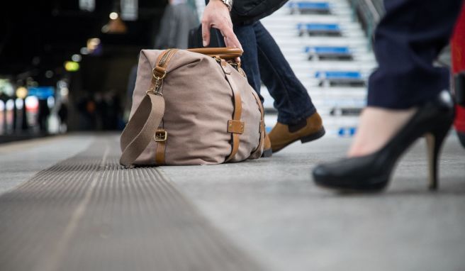 Schwer schleppen muss nicht sein: Man kann sein Gepäck in den Urlaub auch einfach vorreisen lassen. 