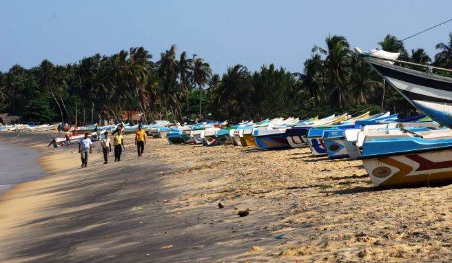 Die Urlaubsinsel Sri Lanka hebt den sechswöchigen Lockdown auf, da die Zahl der Corona-Fälle und Todesfälle zurückging. Geimpfte, die zudem einen negativen PCR-Test vorlegen, können nun wieder reisen. 