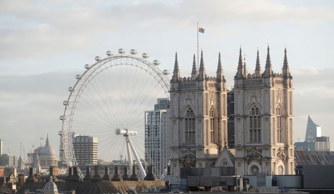 Britische Touristenattraktionen wie der Westminster Abbey, hier vor dem London Eye zu sehen, befinden sich wegen der Corona-Krise noch immer im Überlebensmodus. 