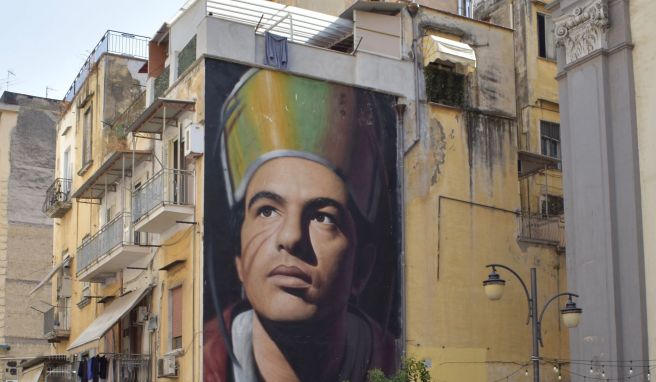 Heiligenkult in Neapel: Diese Wandzeichnung des Straßenkünstlers Jorit Agoch im Viertel Forcella zeigt den Stadtpatron San Gennaro. 