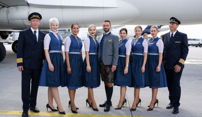 Oktoberfest startet: Lufthansa-Crew fliegt in Tracht In Dirndl und Lederhose