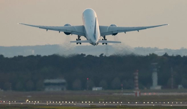 Der Luftfahrt-Verband IATA sprach bei seiner Jahrestagung in Boston unter anderem über künftige Corona-Kontrollen und klimafreundlichere Technologien. Der Luftfahrt-Verband IATA sprach bei seiner Jahrestagung in Boston unter anderem über künftige Corona-Kontrollen und klimafreundlichere Technologien.