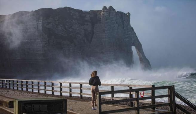 Tödliches Selfie  Wieder stürzt eine Normandie-Touristin vom Felsen