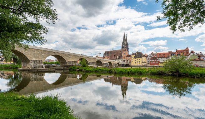 Die Steinerne Brücke ist ein bekanntes Wahrzeichen Regensburgs. 