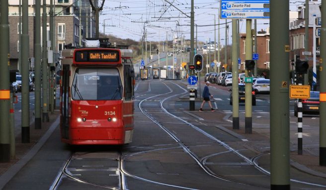 Einsteigen zur Stadtrundfahrt, bitte: die Tram 1, hier in Scheveningen.