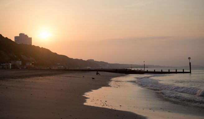 Etliche Strände zwischen Cornwall und Essex entlang des Ärmelkanals wurden wegen Verschmutzung geschlossen. An zahlreichen Stellen strömen ungeklärte Abwässer ins Meer.