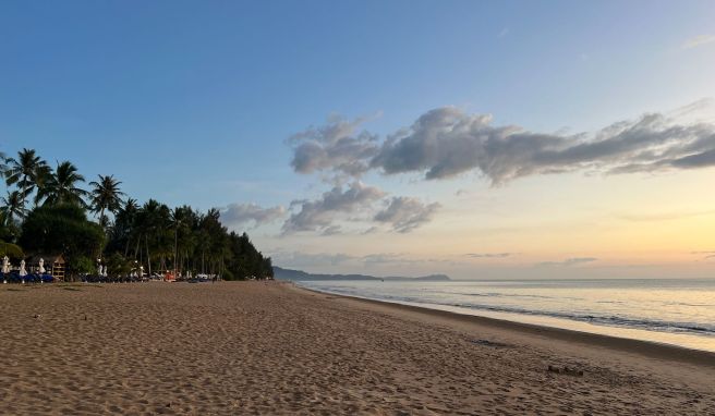 Die kilometerlangen, einsamen Strände von Khao Lak lassen auch die Macher des Reiseführers «Lonely Planet» schwärmen.