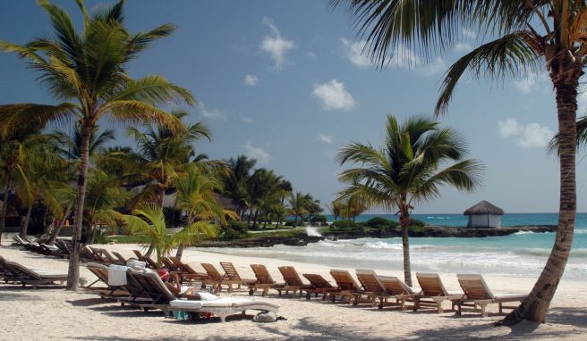 Winterflucht am Strand in Punta Cana: Die Dominikanische Republik in der Karibik empfängt ausländische Reisende. 