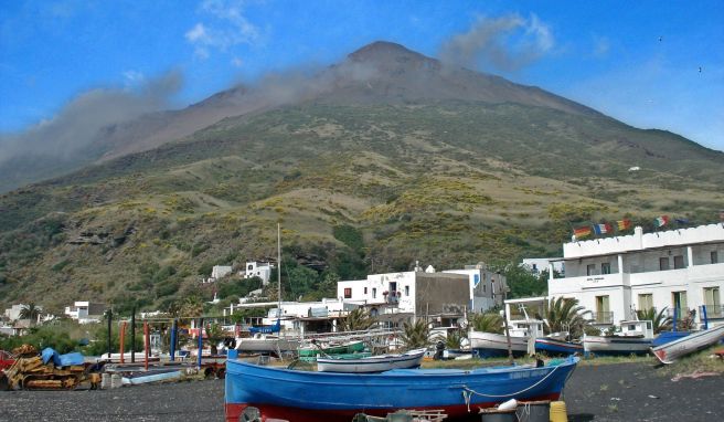 Schon die schwarzen Strände machen deutlich, dass Stromboli eine Vulkaninsel ist.