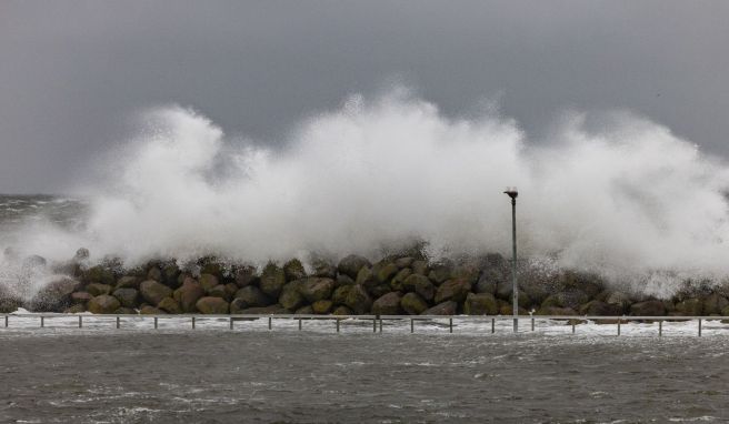 Sturmflut an der Ostsee  Fährausfall bis Küstenräumung: Diese Rechte haben Urlauber