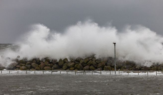 Sturmflut an der Ostsee Fährausfall bis Küstenräumung: Diese Rechte haben Urlauber