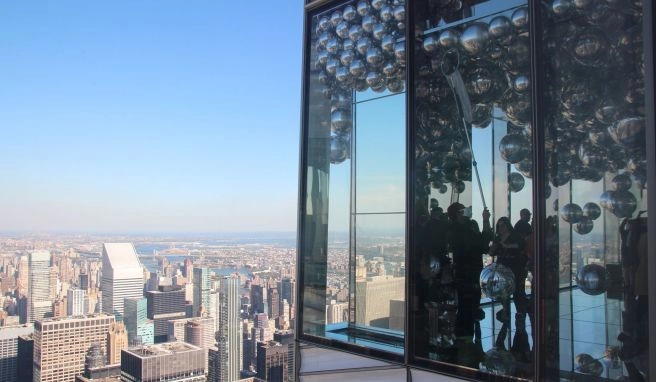 Blick von der neu eröffneten Aussichtsplattform, die auf drei Stockwerken einen Panorama-Blick über die Metropole bietet. 