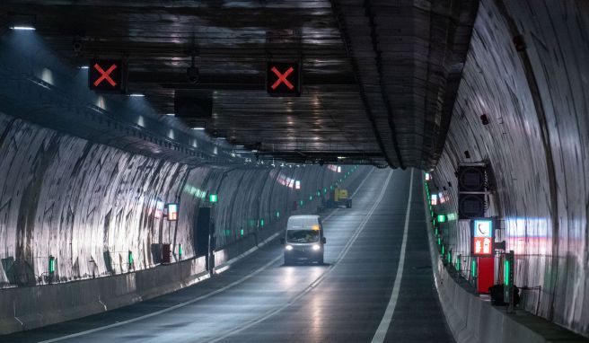 Blick in den Straßen-Tunnel unter der Swine (Świna) in Swinemünde (Świnoujście). Der Tunnel ist rund 1,8 Kilometer lang und kostete mehr als 200 Millionen Euro.