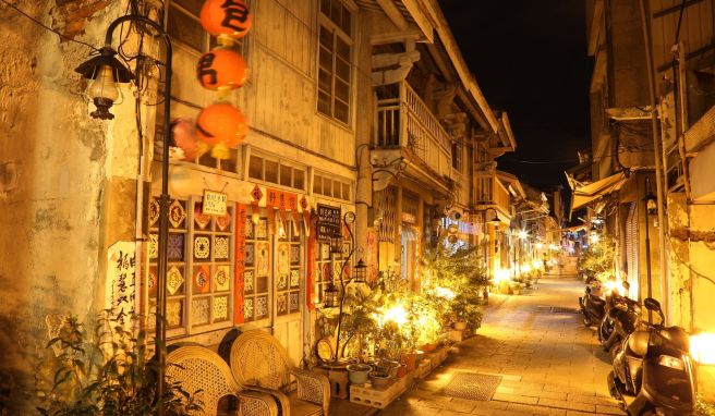 Kleine Gasse mit großem Angebot: Zum Abendessen bietet sich die Shennong Street an. Kleine Gasse mit großem Angebot: Zum Abendessen bietet sich die Shennong Street an.