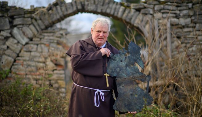 Roland Halang, Vorsitzender des Heimatvereins, steht im Knecht-Ruprecht-Kostüm vor der ehemaligen Mauer des Klosters Cölbigk. 