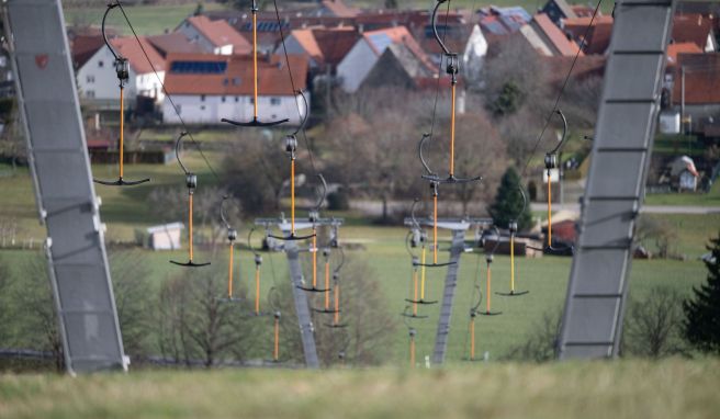 Trister Anblick: Kein Schnee im Skigebiet ist für Winterurlauber das Worst-Case-Szenario.